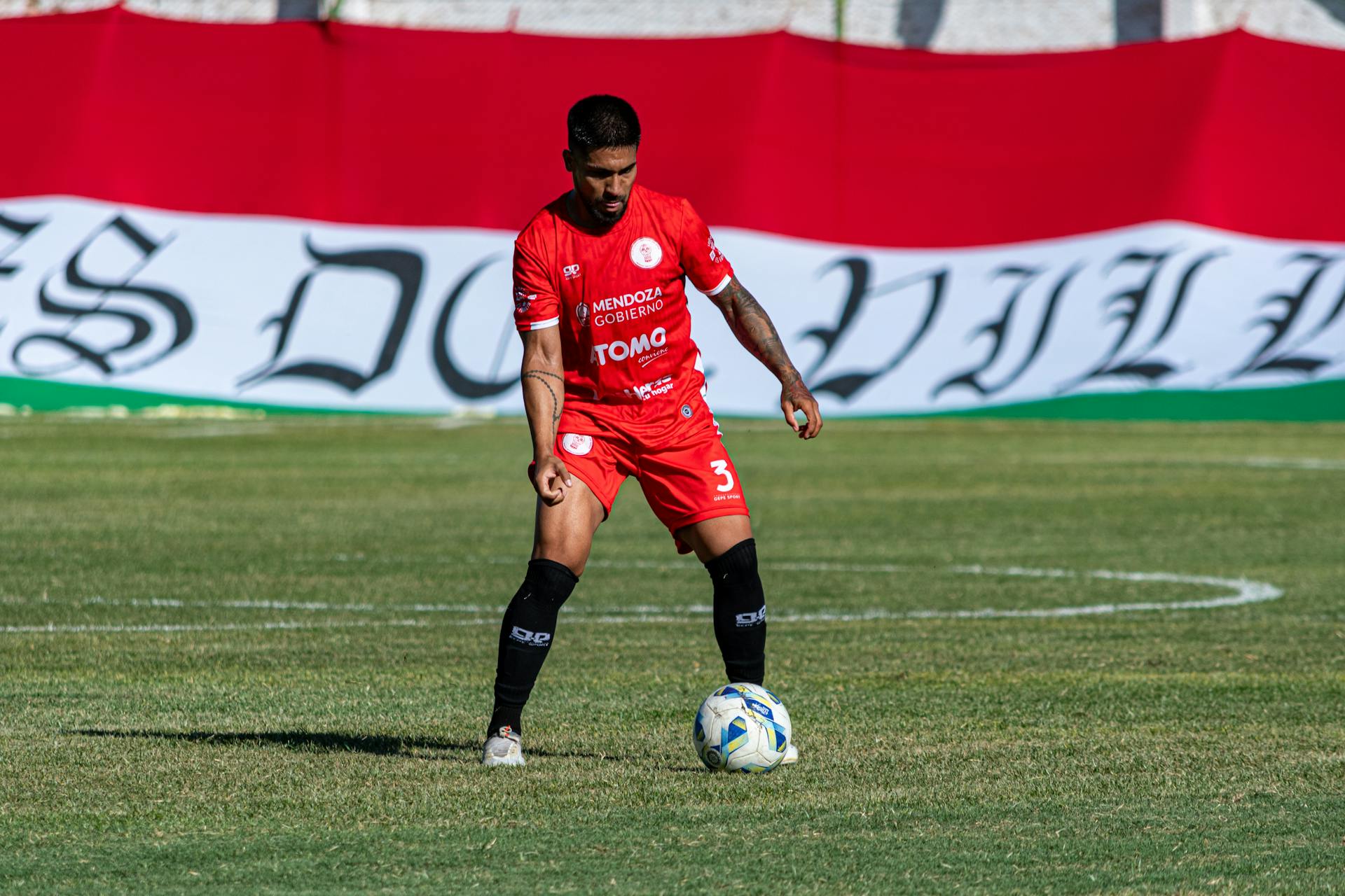 نجم مغربي يواصل التألق في الملاعب الإيطالية