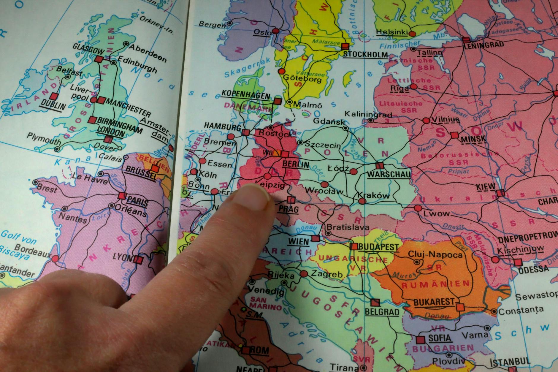 ترامب يشن حرباً على إيران: رهان سياسي خطير يهدد إرثه ومستقبل الشرق الأوسط