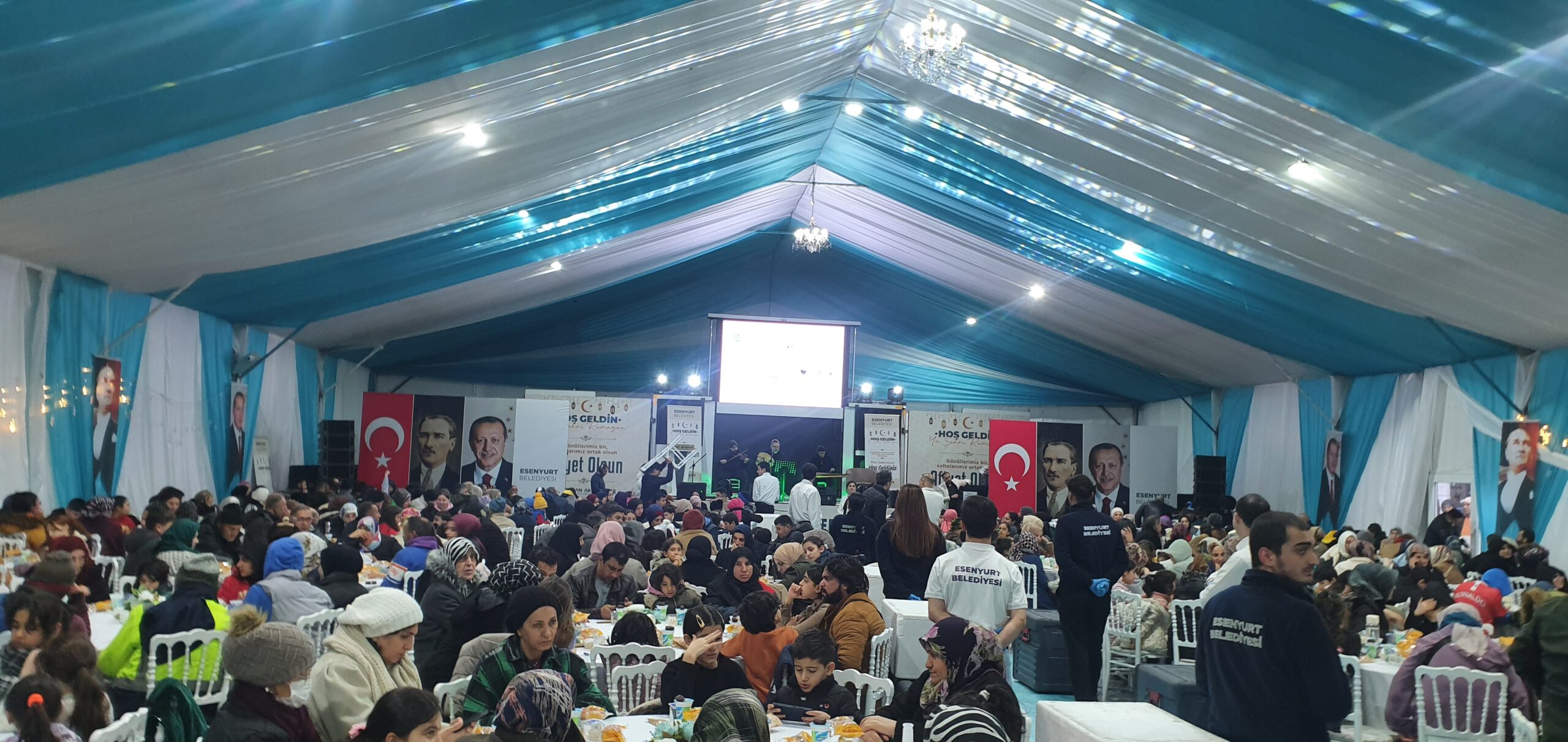 بلديات إسطنبول تقيم موائد إفطار جماعية ضخمة في الساحات العامة.. وإقبال واسع من الأتراك والجاليات الأجنبية (رصد خاص)