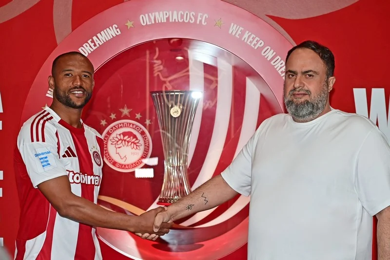 أيوب الكعبي يمدد عقده مع أولمبياكوس: الهداف التاريخي يستمر في اليونان وسط اهتمام أوروبي واسع