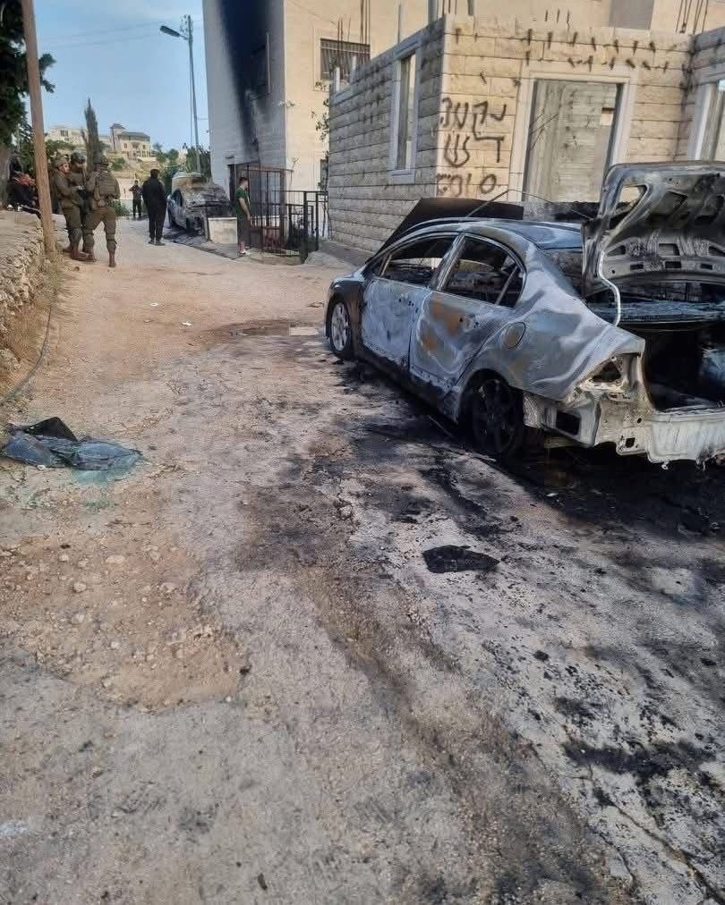 جريمة حرق متعمد في حلحول.. مستوطنون يحرقون منازل ومركبات فلسطينيين ويرسمون شعارات عنصرية للإخلاء القسري
