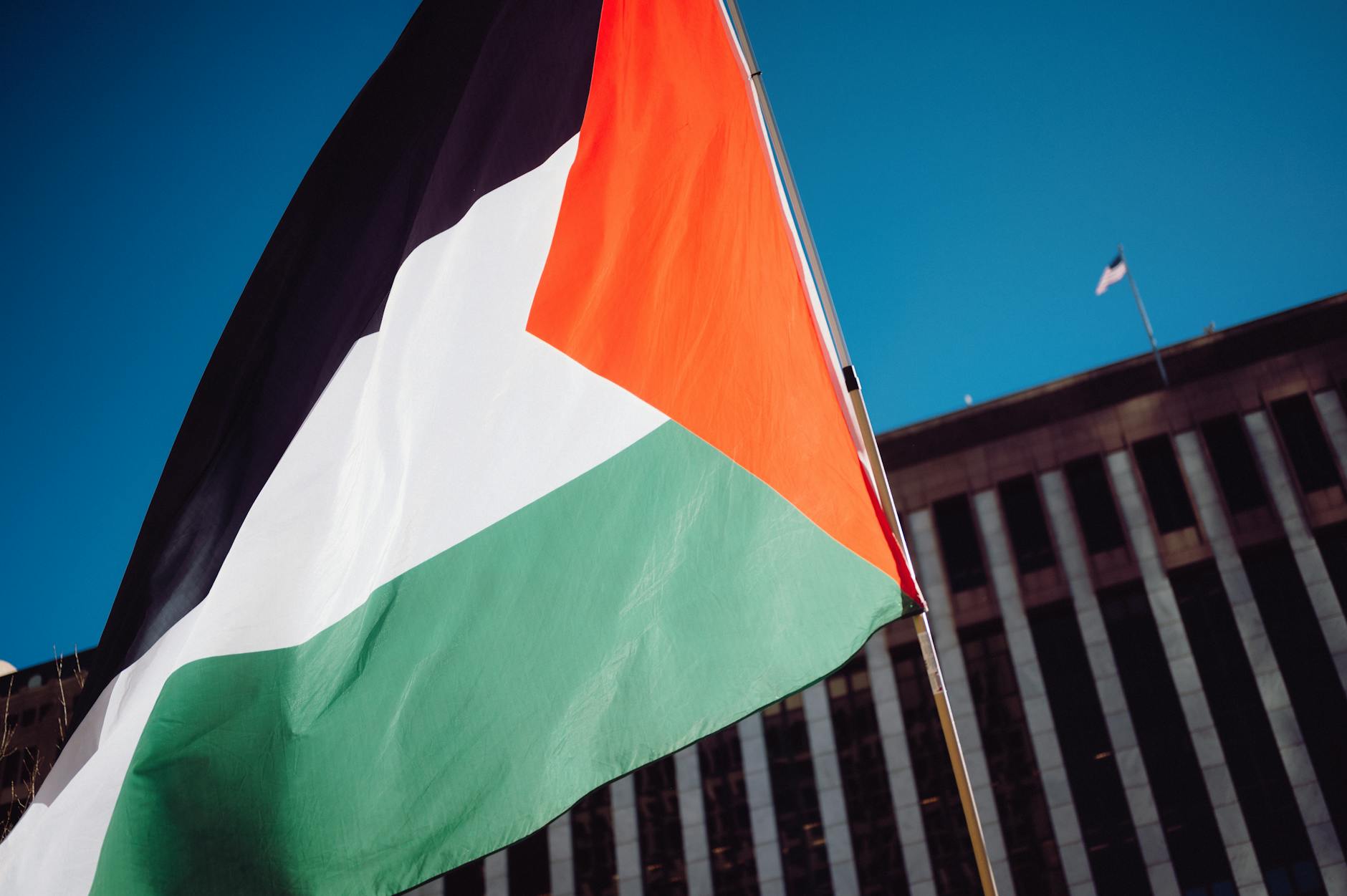 لامين جمال يهز إسبانيا.. رفع العلم الفلسطيني من حافلة التتويج يثير جدلاً ويدفع سانشيز للرد